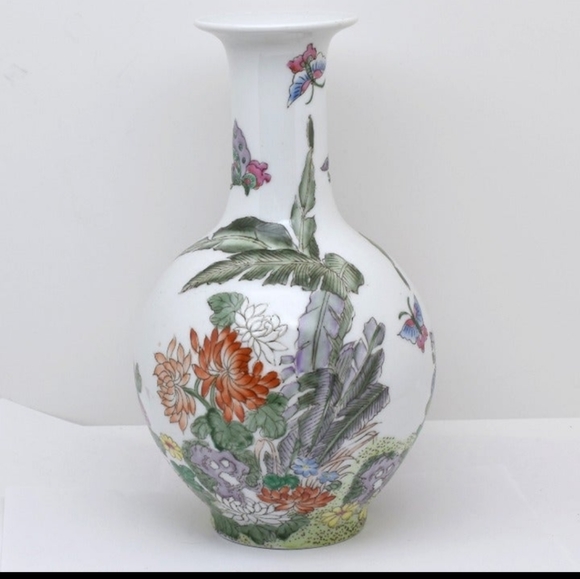 Vintage Chinese Macau Porcelain Vase, Flowers and Butterfly, 8" - Picture 4 of 7